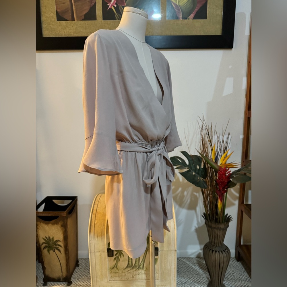 Lulus Women's Romper Beige Mauve NWT Small Angel Sleeves 100% Rayon - Picture 2 of 9